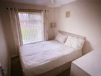 Entire 3-Bedroom Home in Oldham - Guest House Hotels in Delph