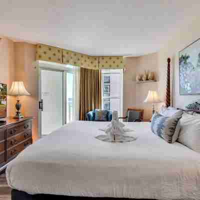 Stunning Condo with Wall-to-Wall Windows Overlooking Ocean Rooms