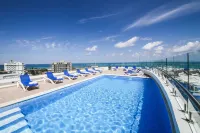 Azure Lofts & Pool - Beach