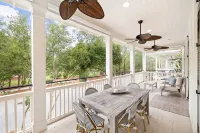 Golf Cart + Close to Beach Club in Watercolor! 5 Bedroom Home by RedAwning Hôtels à : Seaside