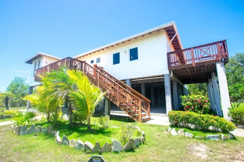 Coco View Canal Lot 18 Private Home 3 Bedroom Home Hotel di First Bight