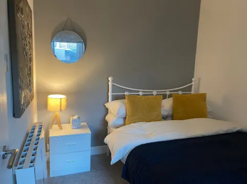 2 Bed Flat - Sleeps 6 - Pets - Parking - Wifi Hotels in Bridgend