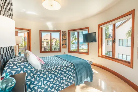 Penthouse w Jacuzzi and Ocean View Puerto Bahia