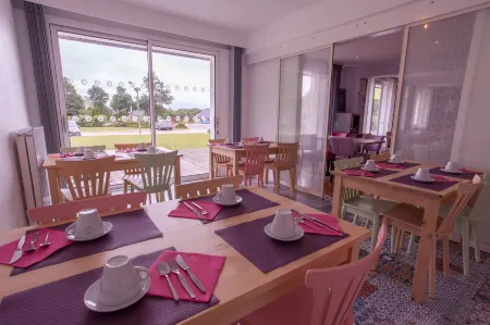 Cozy Hôtel Logis Morlaix Отели в г. Тредюдер