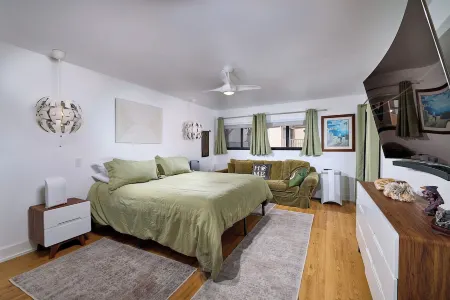 Just a few steps to stairs to ocean! Gated. The Sanctuary at South Sierra Отели в г. Солана Бич