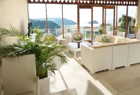 Villa Atas Pelangi Отели рядом с достопримечательностью «Pantai Selong Belanak»