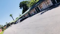 Relax Inn Savannah - Motels