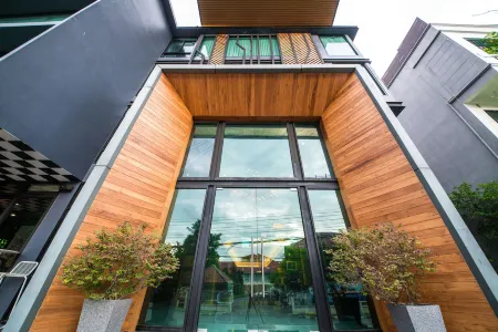 Jira Boutique Residence Отели рядом с достопримечательностью «S.W.A.T Chiang Mai»