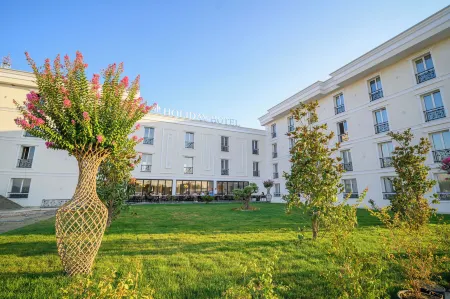 Holiday Hotel Отели рядом с достопримечательностью «Castle of Kruja»