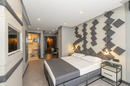 White Palace Hotel Отели рядом с достопримечательностью «Музей авиации»