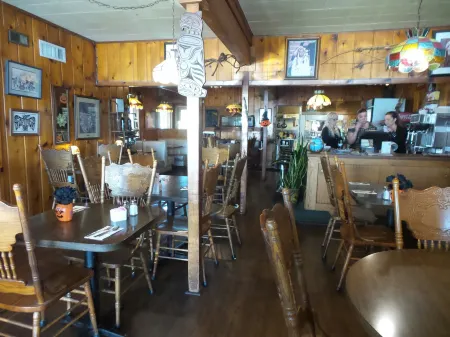 Tyee Restaurant and Motel Отели рядом с достопримечательностью «Lavender Wind Farm»