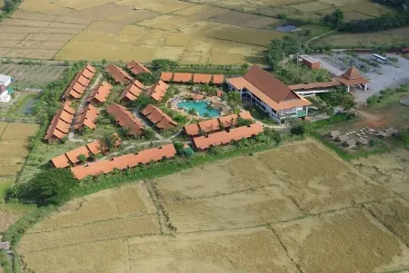 Golden Pine Resort and Spa Отели рядом с достопримечательностью «Mea Fah Luang University»