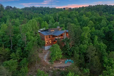 Luxury Retreat in Broken Bow w Forest Views Hôtels à : McCurtain County