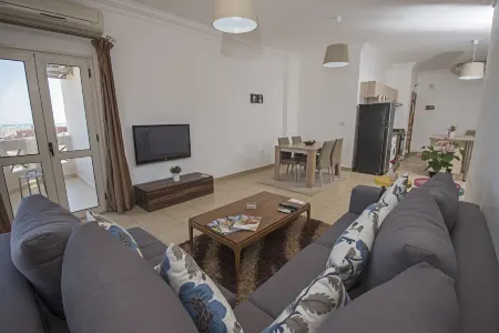 Lilly apartments Отели рядом с достопримечательностью «Махмея пляж»