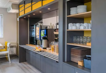 B&B Hôtel Troyes Saint-Parres-Aux-Tertres Отели в г. Вильшетиф