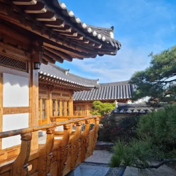 Wiyeonjae Hanok Stay Отели рядом с достопримечательностью «Храм Сундокджон»