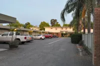 Albury Burvale Motor Inn - parkir