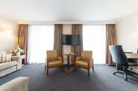 The Empress Hotel Hotels near Dealz