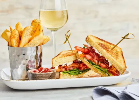 Courtyard Charlotte Steele Creek Отели рядом с достопримечательностью «Piedmont Prairie Trail - McDowell Nature Preserve»