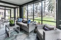 Julian Price House Hotels in Gilmer