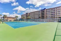Upper Unit Overlooking the Beautiful Outdoor Space and Pier - Condos