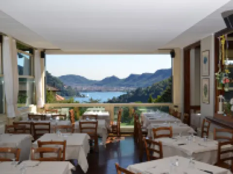 アルベルゴ リストランテ デッラ トーレ チェルノッビオのホテル