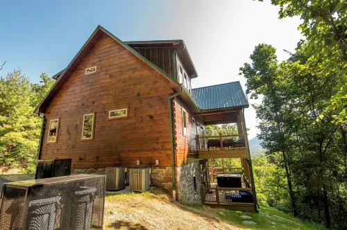 Bear Tracks Lodge 4 Bedroom Cabin by RedAwning