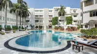 The Claridges New Delhi - piscina