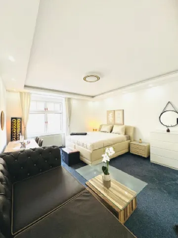 Spacious 7BR Apartment Prime Location Hotels near The Golden Hall