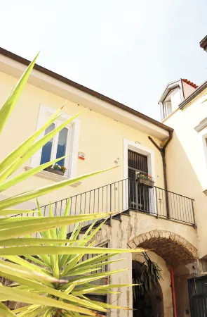 All'Ombra Della Reggia