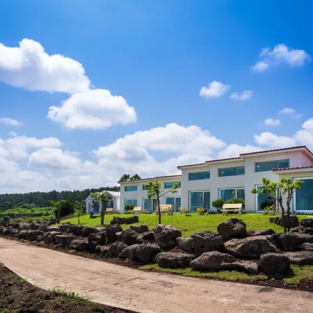 Jeju Turning Point Pension Отели рядом с достопримечательностью «Тематический парк Sunrise Lands»