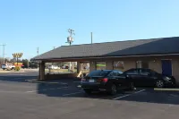 弗雷德裡克斯堡北美洲最佳價值飯店 - 停車場