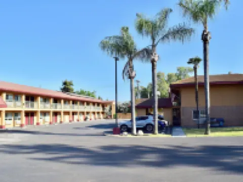 Super 8 by Wyndham Visalia Hotels in Visalia