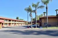 Super 8 by Wyndham Visalia