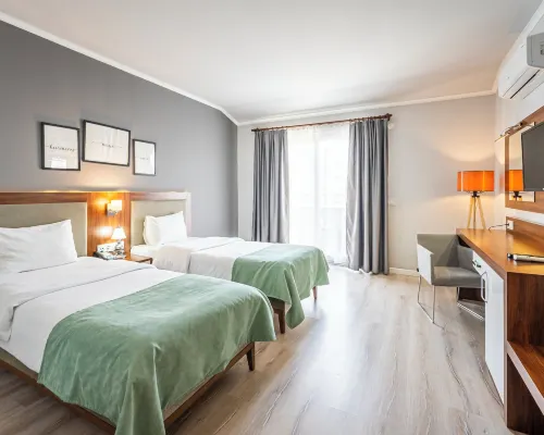 آيتش إم إيه هوتل آند سويتس Hotels near كهف ديم