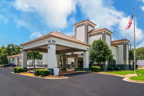 Clarion Pointe South Boston - Danville East Hotels in South Boston