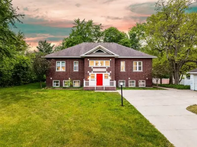 Schoolhouse now 5K Sq ft Lux BNB: Gym, Sauna, HotTub, GameRoom, Billiards, pets Hotels in 