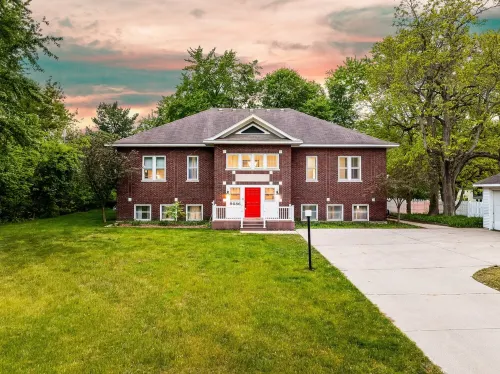 Schoolhouse now 5K Sq ft Lux BNB: Gym, Sauna, HotTub, GameRoom, Billiards, pets