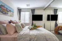 Elegant Hampton-Style Retreat , Tranquil Private Bedroom with Shared Bathroom Hotels in 