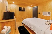 Unique "NEW" Studio Retreat - Hot Tub - Mins to Downtown, PHX Airport & ASU