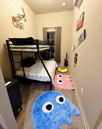 The Henry Lofts 2-bedroom apt., dog friendly fenced yard, arcade, coffee shops