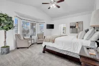 Cactus Cove: 3-Bedroom Lakefront Home w/ Pool, EV Charger in Arrowhead Lakes. The Legend at Arrowhead附近的飯店