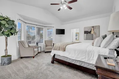 Cactus Cove: 3-Bedroom Lakefront Home w/ Pool, EV Charger in Arrowhead Lakes.