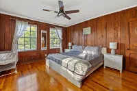 Charming Tampa Lakehouse - Prime Location close to everything! Hotels in Lake Magdalene