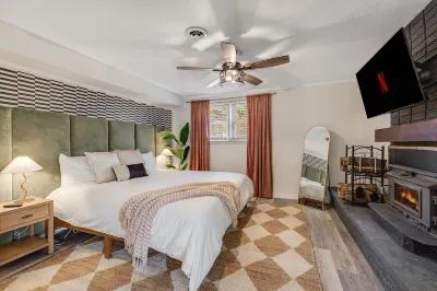 Splash House - Heated Pool, Hot Tub, Pickleball, Movie Theater