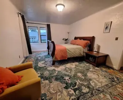 Quaint 2-bedroom Apartment with safe offstreet parking in Eureka