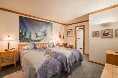 Cozy Cabin In the Pines-Enjoy With Your Friends and Family-Walk to Canyon Lodge