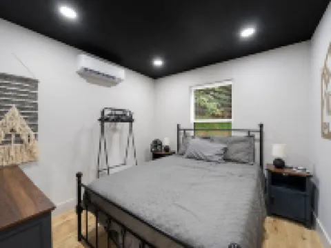 Bristol’s Mountain Side Oasis -NEW- Hot-tub- Privacy- Pet friendly - Location Hotels in Bristol