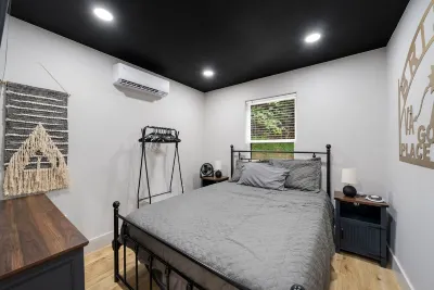 Bristol’s Mountain Side Oasis -NEW- Hot-tub- Privacy- Pet friendly - Location Hotels near Steele Creek Park