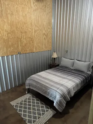 7 min from Stephenville. 2-2 Lodging with horse accommodations. Stalls, Turnouts